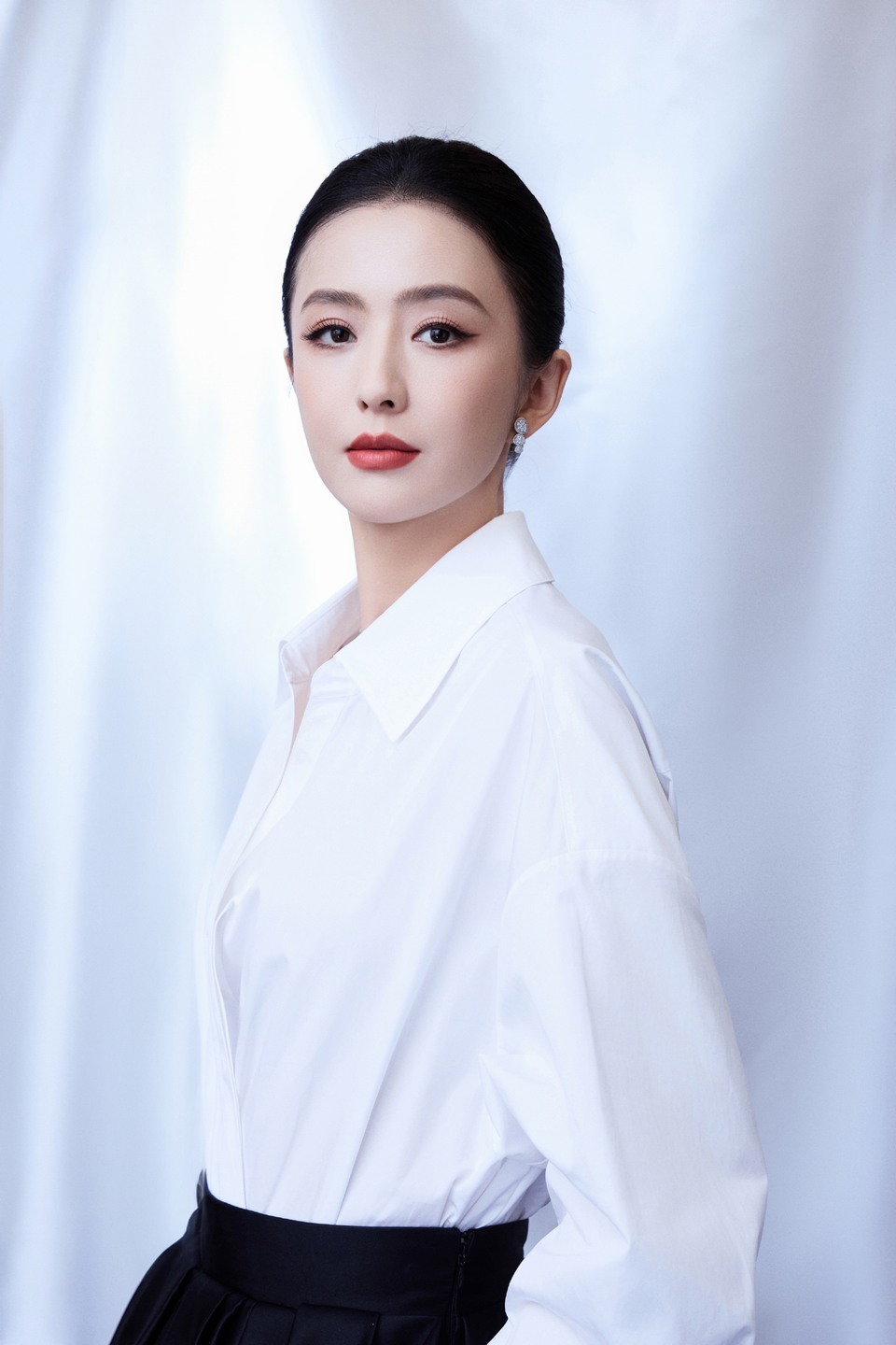 佟丽娅简约黑白型格定格优雅焦点 赴光影之约
