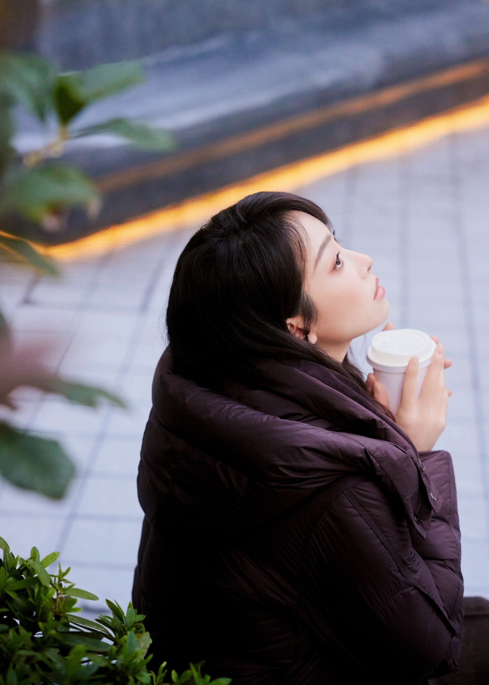 宋茜棕调与暮色漫过肩头 风卷树影撞落一地黄昏
