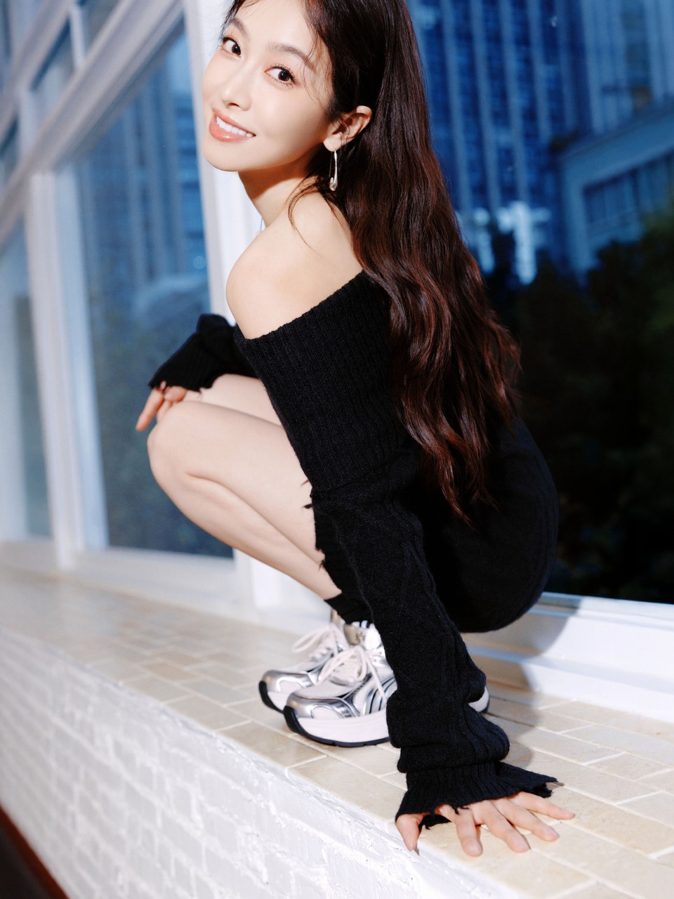 宋茜静立时是蓬勃潜藏的黑曜石 步履间涌动着无声的能量  第6张