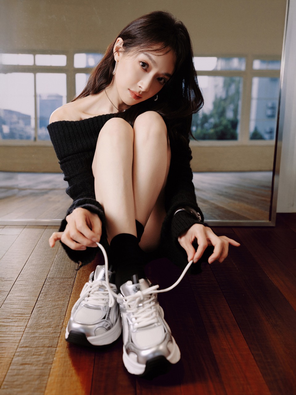 宋茜静立时是蓬勃潜藏的黑曜石 步履间涌动着无声的能量  第7张
